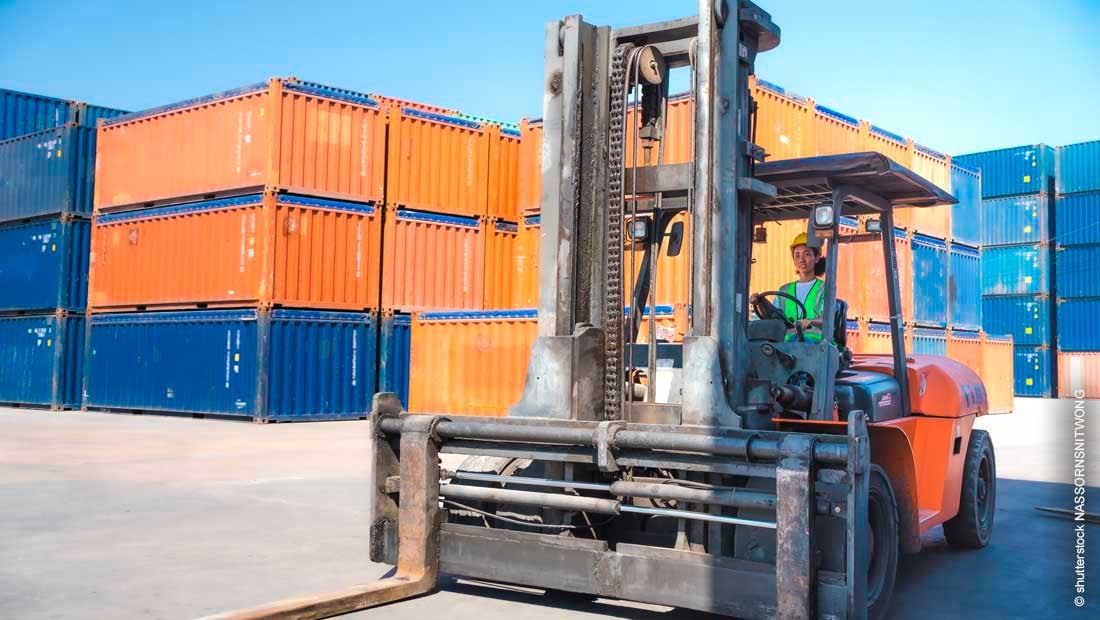 forklift-at-shipping-container-yard-shutterstock_mit_©_NassornSnitwong_2105947226_1100x620px_221205