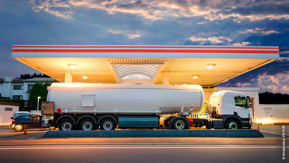 gas-truck-delivering-fuel_shutterstock_mit_©_Petair_1532934770_1100x620px_221104