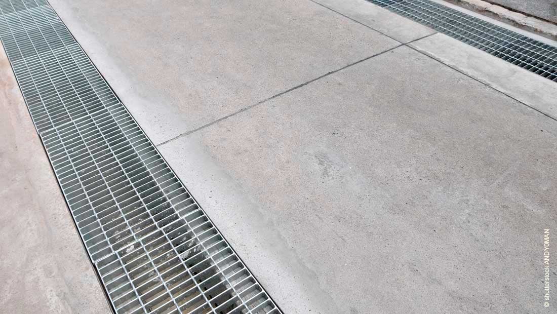 metal-grate-covers-drain_shutterstock_mit_©_andy0man_2289855201_1100x620px_230914