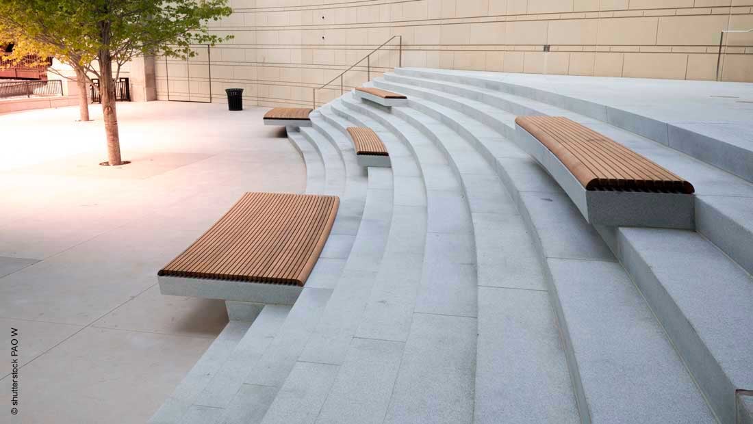 modern-benches-and-concrete-stairway_shutterstock_mit_©_Pao_W_1333542056_1100x620px_220815