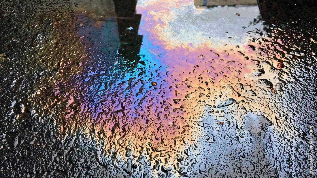 oil-and-water-on-asphalt_shutterstock_mit_©_Ralu_Cohn_486261862_1100x620px_230828