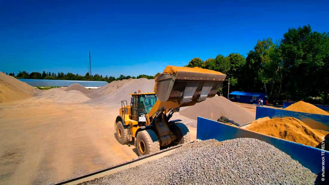 sand-quarry-excavating-equipment-bulldozer_shutterstock_mit_©_Terelyuk_1568500771_1100x620px_220607