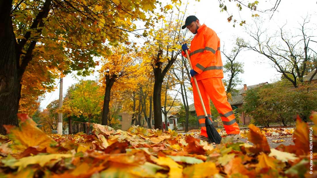 street-cleaner-sweeping-leaves_shutterstock_mit_©_New_Africa_2198367147_1100x620px_230105