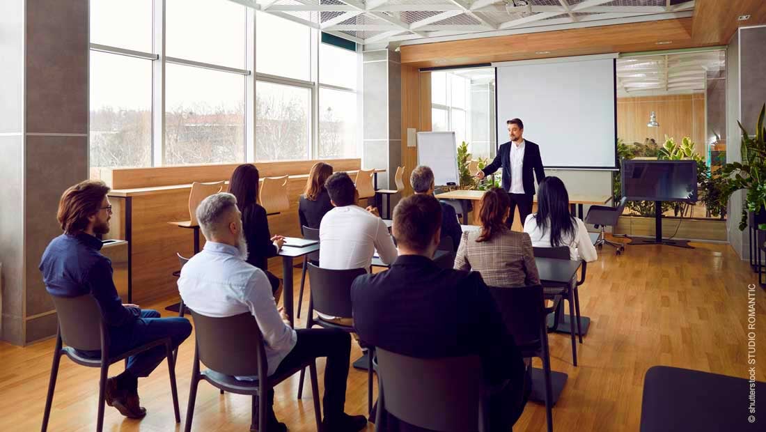 team-of-people-having-class-with-business-trainer_shutterstock_mit_©_Studio_Romantic_2238369719
