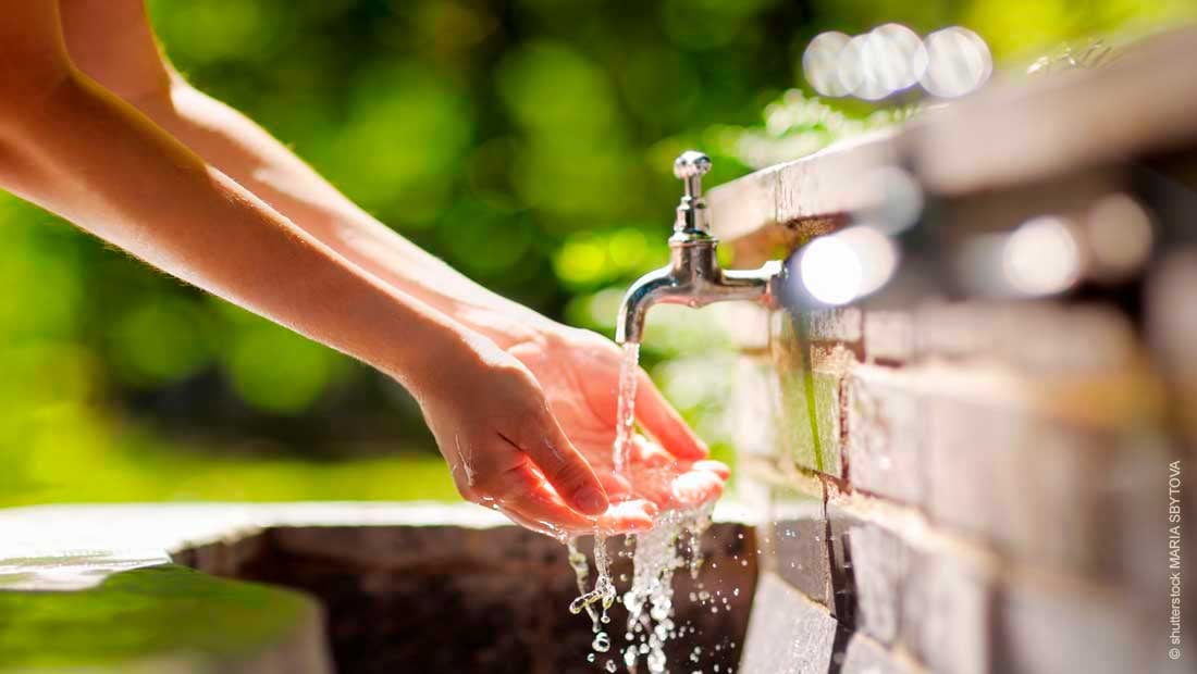 woman-washing-hands_shutterstock_mit_©_Maria_Sbytova_263907266_1100x620px_231020