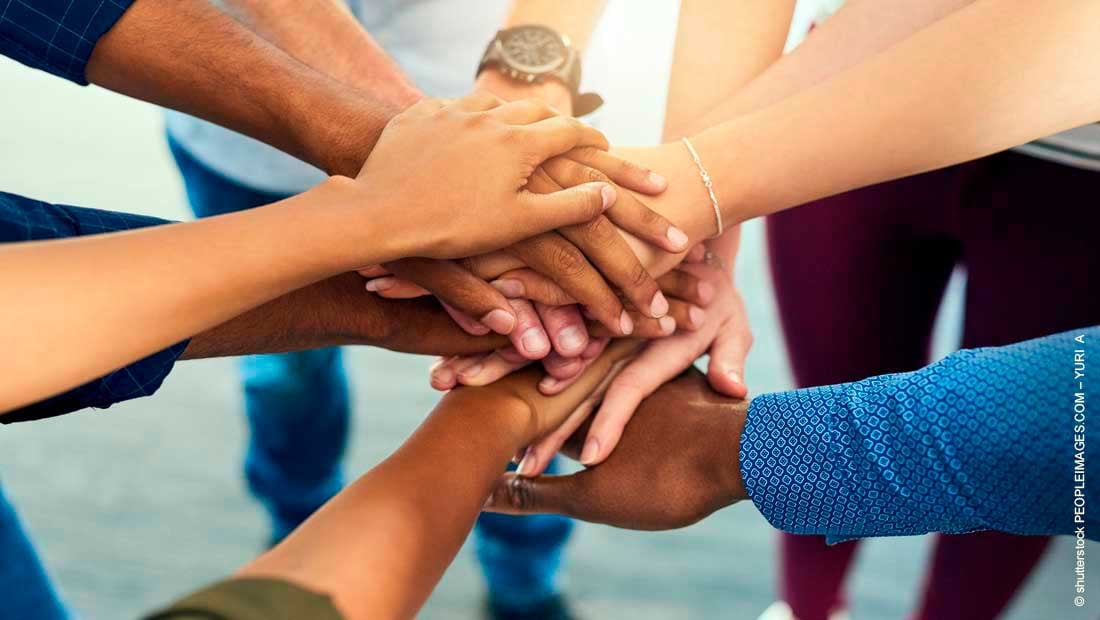 hands-together-and-trust-of-staff-shutterstock_mit_©-PeopleImages.com-Yuri-A_2315198377_1100x620_230918