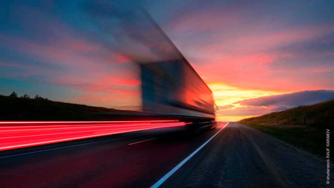 blurring-a-large-truck-is-driving-along-the-highway_shutterstock_mit_©_Rauf_Karimov_1927705079_1100x620px_211124