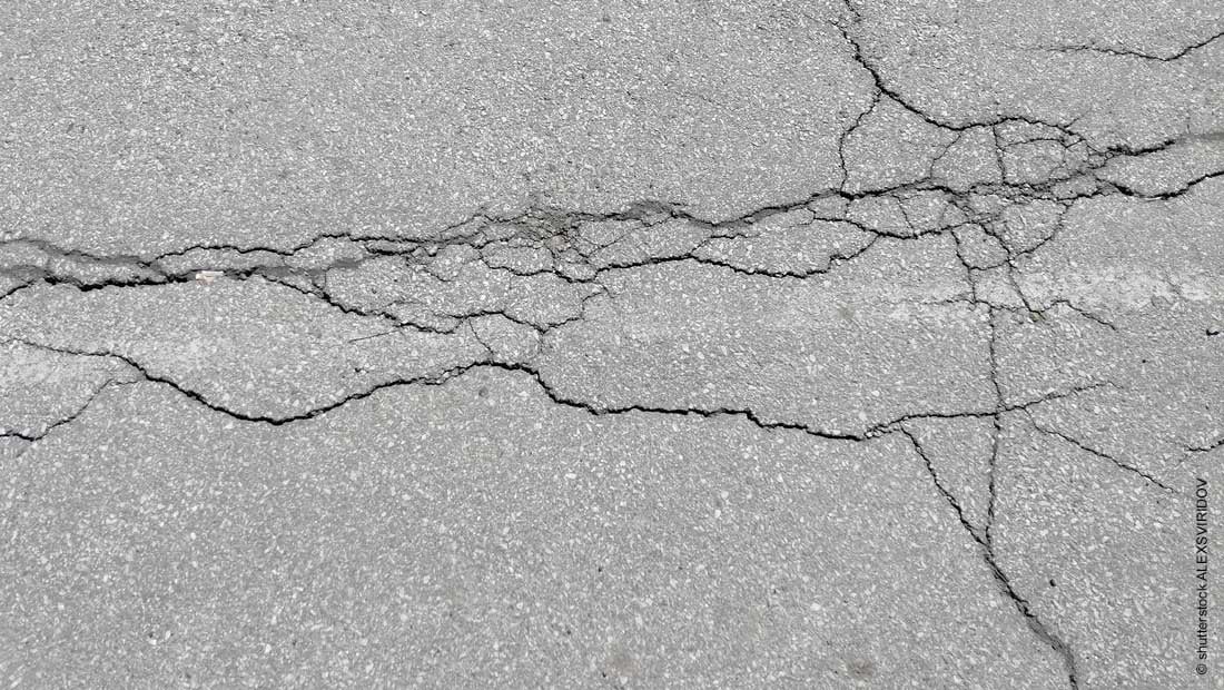 cracks-in-the-asphalt-in-the-city_shutterstock_mit_©_AlexSviridov_1961140510_1100x620px_220117