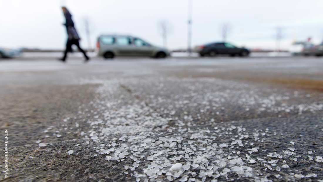de-icing-chemicals-on-the-pavement_shutterstock_mit_©_DimaBerlin_1329491501_1100x620px_220203