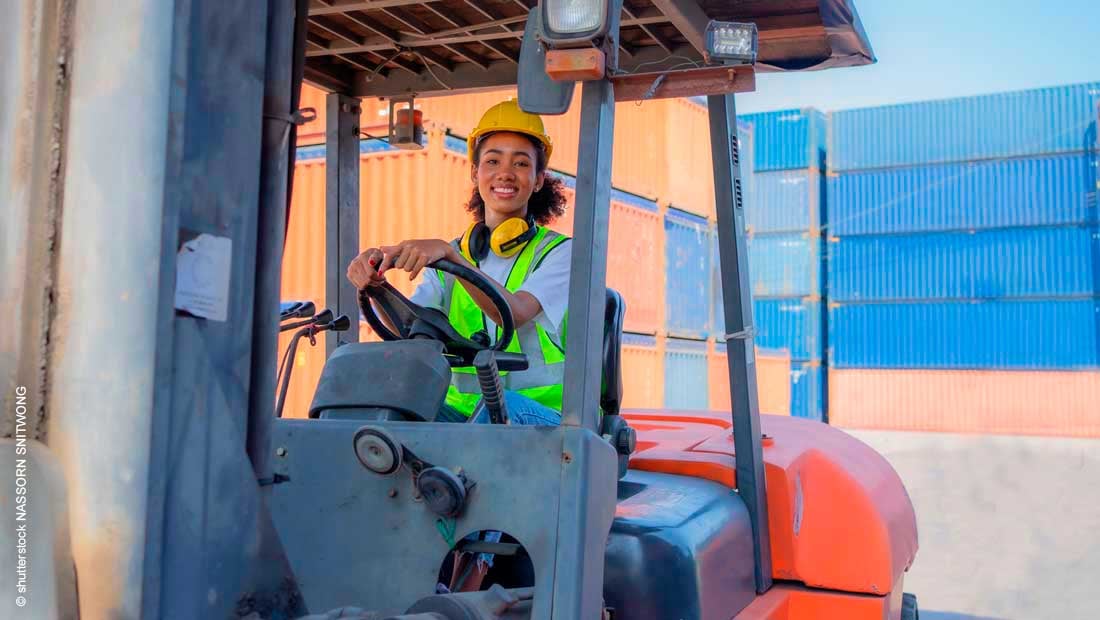 female-foreman-driving-heavy-lifting-forklift_shutterstock_mit_©_NassornSnitwong_2114453567_1100x620px_220330